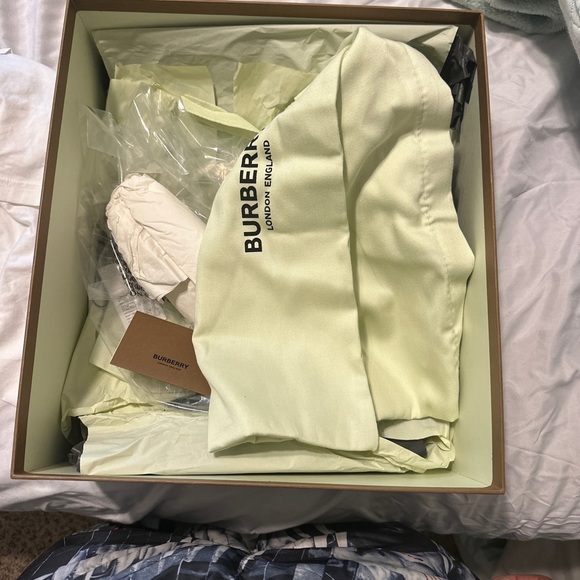 Burberry shoes size 10(43) good shape, no scrapes scratches or dings - Picture 5 of 7